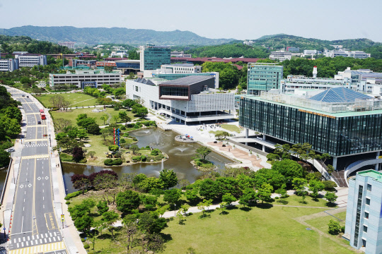 올해로 개교 50주년을 맞는 KAIST 대전 본원 캠퍼스로, 오는 16일 '한국을 빛낸 50년, 인류를 빛낼 100년'을 슬로건으로 기념식을 연다.  KAIST 제공